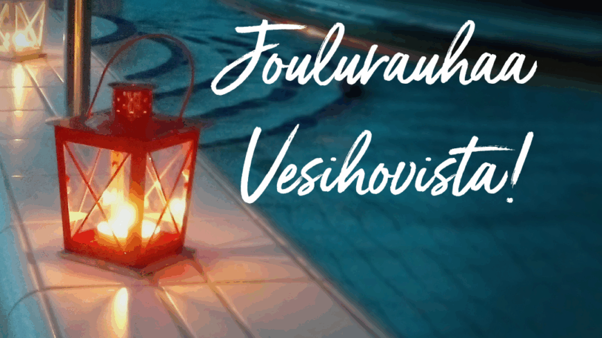 Joulurauhaa Vesihovista, punainen kynttilälyhty loistaa pimeässä altaan reunalla. Rauhallinen tunnelma kuvassa.